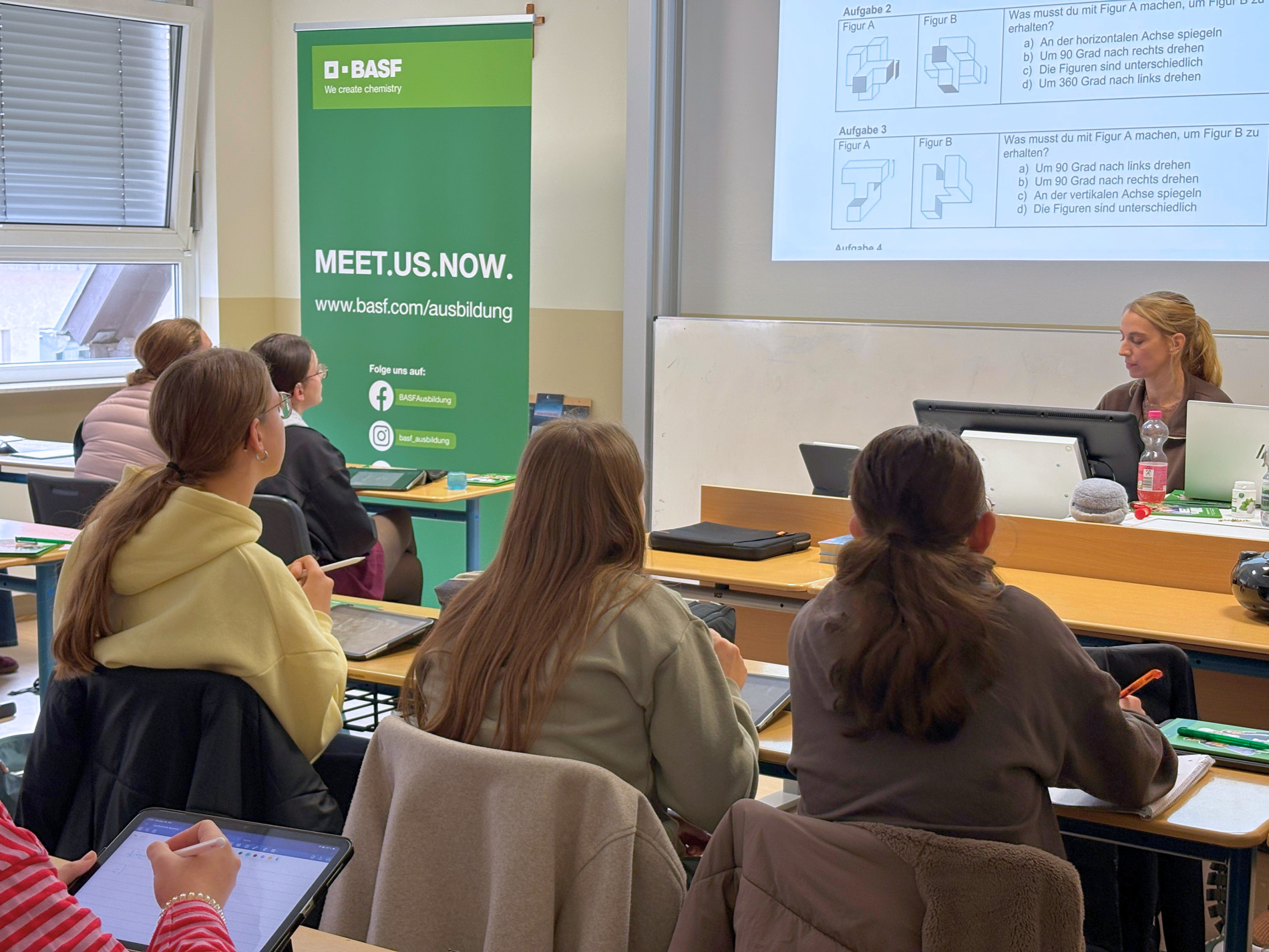 Eine Vertreterin von BASF erklärt den Schülerinnen anhand einer Präsentation Aufgaben mit räumlichen Figuren. Eine Vertreterin von BASF erklärt den Schülerinnen anhand einer Präsentation Aufgaben mit räumlichen Figuren.