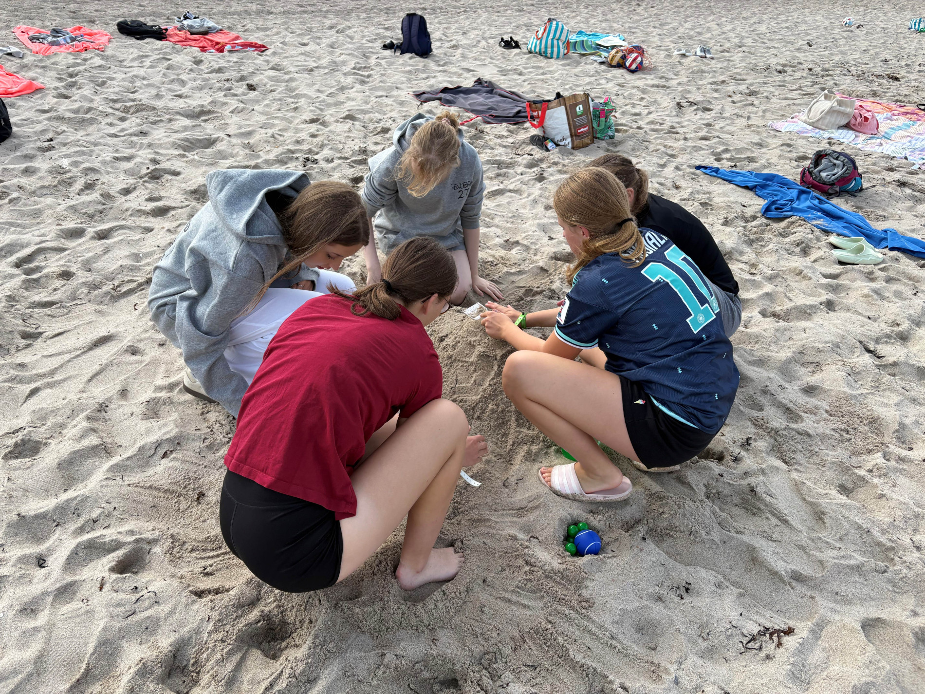 Fünf Schülerinnen der Klasse 10c arbeiten gemeinsam an einer Kugelbahn im Sandstrand. Fünf Schülerinnen der Klasse 10c arbeiten gemeinsam an einer Kugelbahn im Sandstrand.