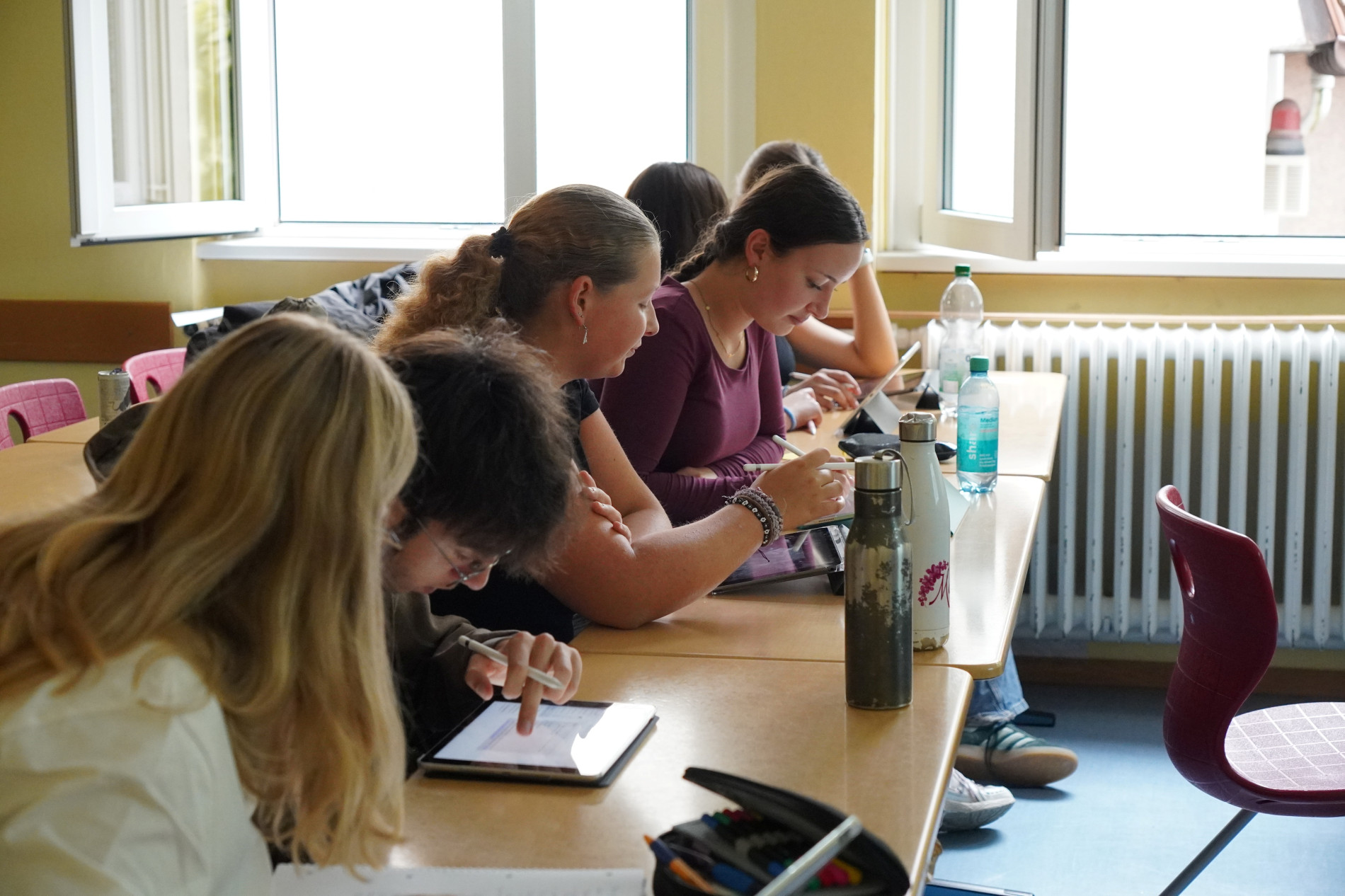 Schülerinnen und Schüler arbeiten im Beruflichen Gymnasium der Liebfrauenschule mit Tablets
