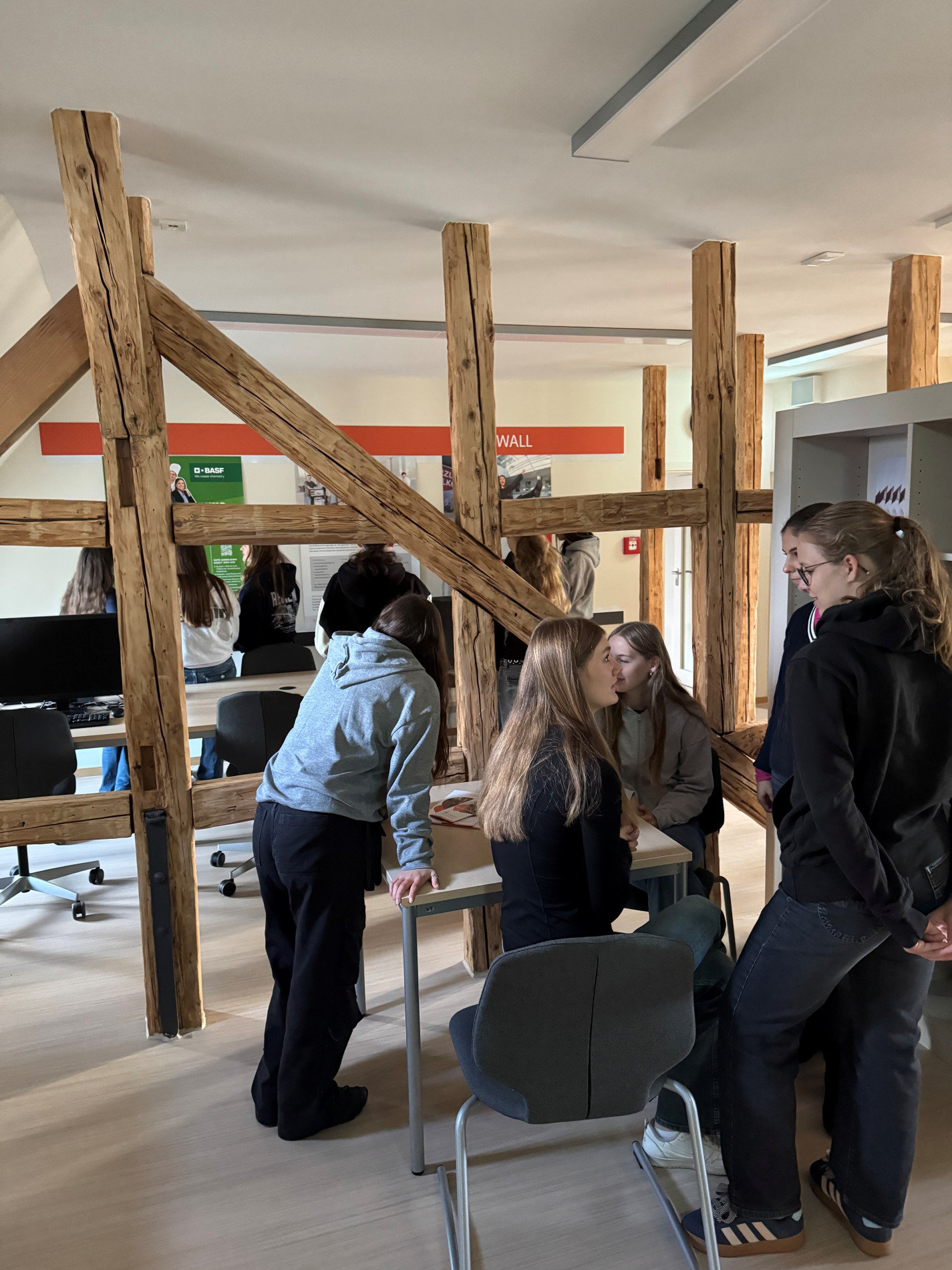 Schülerinnen informieren sich im Talent-Company-Raum der Liebfrauenschule an Unternehmensplakaten und tauschen sich in kleinen Gruppen aus. Schülerinnen informieren sich im Talent-Company-Raum der Liebfrauenschule an Unternehmensplakaten und tauschen sich in kleinen Gruppen aus.