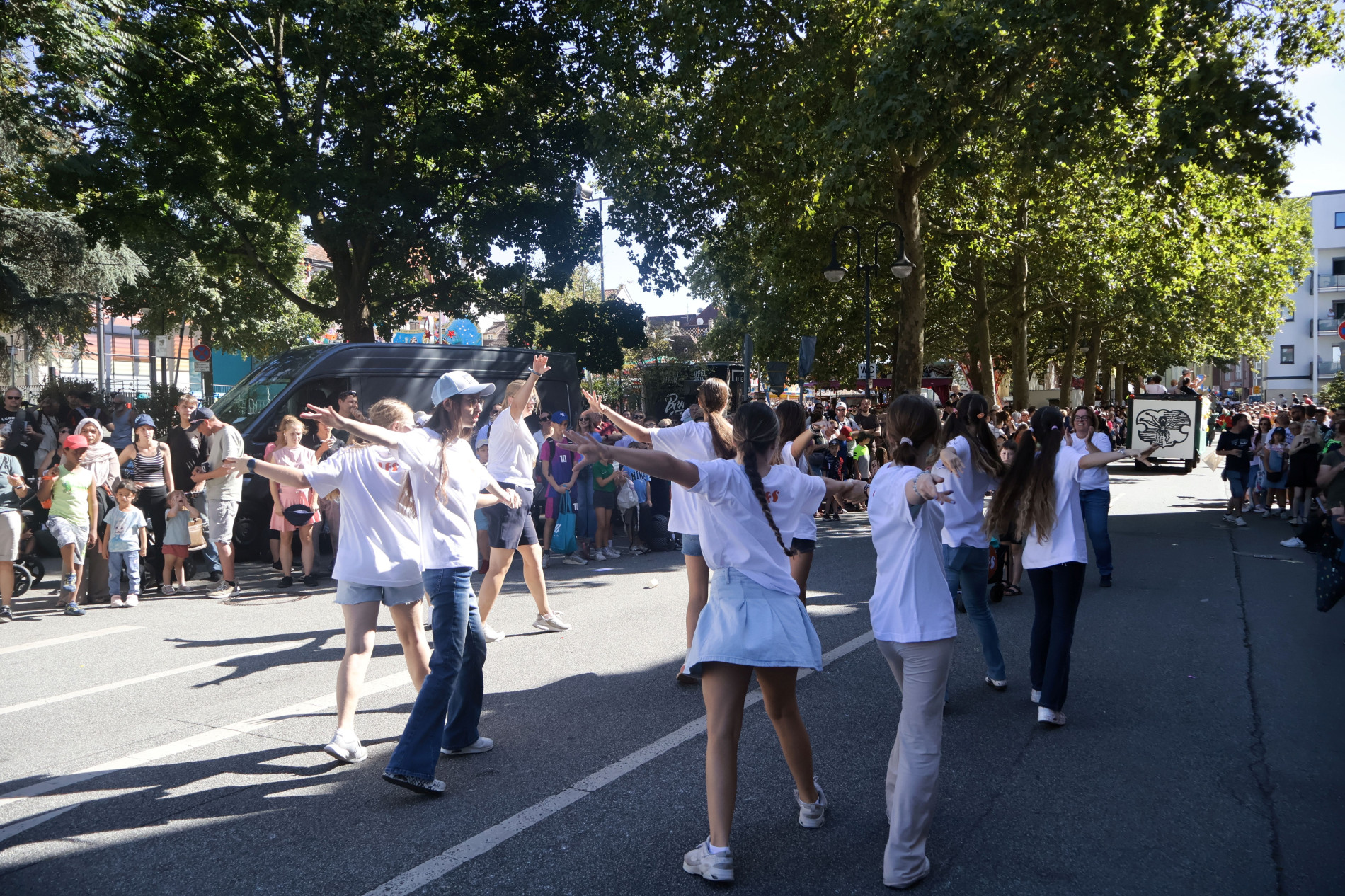 Schülerinnen der Liebfrauenschule führen während des Winzerfestumzugs eine Tanzformation auf. Zahlreiche Menschen verfolgen die Darbietung vom Straßenrand. Schülerinnen der Liebfrauenschule führen während des Winzerfestumzugs eine Tanzformation auf. Zahlreiche Menschen verfolgen die Darbietung vom Straßenrand.